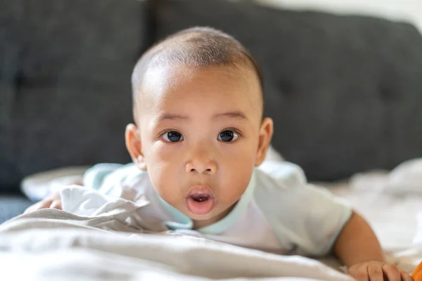 Retrato Feliz Sonrisa Asiática Bebé Niño Relajante Mirando Camera Cute —  Fotos de Stock