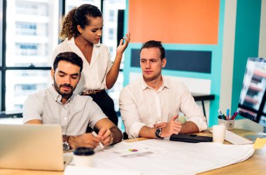 Bir grup iş toplantısı ve pazarlama projesi analizi finans süreci ile strateji tartışması. İş adamları ofiste fikir ve belge ortağı planlar ve beyin fırtınası yaparlar. Takım çalışması