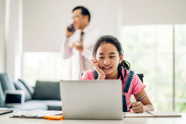 学校の子供の小さな学生の女の子は 学習し オンライン教育Eラーニングシステムで知識を勉強宿題を作るラップトップコンピュータを見て — ストック写真