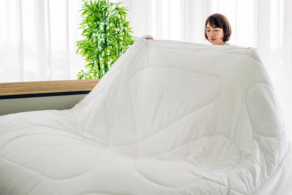 Junge Asiatische Frau Hausfrau Sauberes Bett Und Eingerichtet Wechselnde Bettwäsche — Stockfoto
