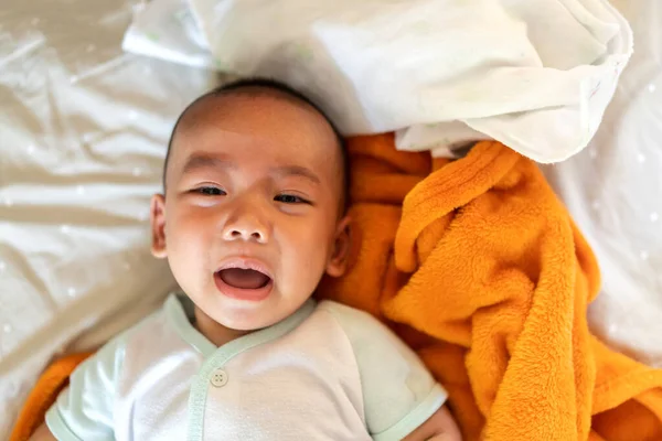 幸せな笑顔の肖像アジアの赤ちゃん男の子はカメラを見てリラックスしています — ストック写真