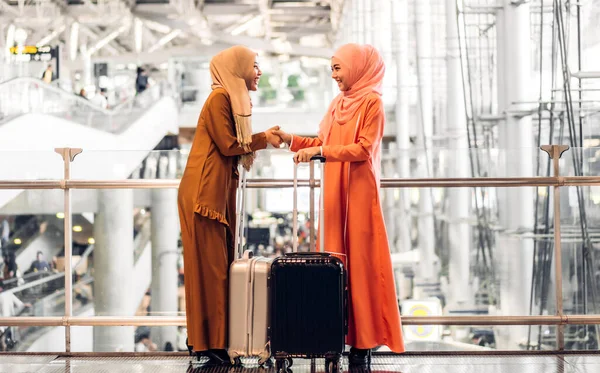 Dwie Młody Azji Muzułmanin Kobieta Cieszy Się Zakupy Zabawy Rozmawiając — Zdjęcie stockowe