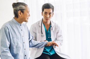 Asyalı doktor servisi, hastanedeki sağlık hizmetleri ve tıp konsepti ile görüşmede Asyalı hasta kıdemli hastalarla konuşma ve danışmanlık konuşmalarını desteklemeye yardımcı olur.