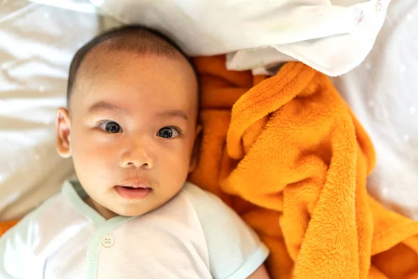 Retrato Sorriso Feliz Asiático Bebê Menino Relaxante Olhando Para Camera — Fotografia de Stock