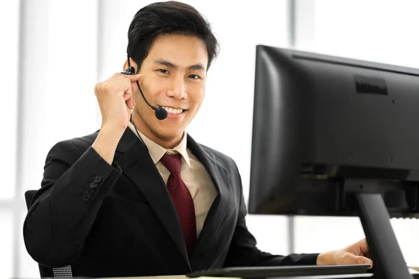 一组快乐的呼叫中心微笑的经营者顾客帮助支持呼叫中心办公室在台式计算机上与耳机一起工作和交谈的团队电话服务 — 图库照片