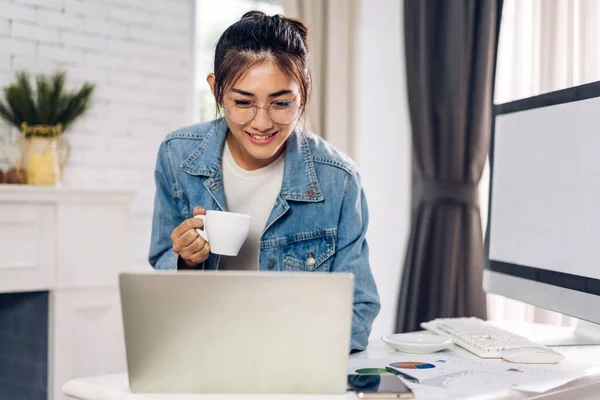 Junge Lächelnd Glücklich Schöne Asiatische Frau Entspannen Mit Laptop Computer — Stockfoto