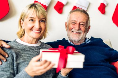 Yaşlı, mutlu, yaşlı çift dinleniyor ve sohbet ediyorlar. Evde, yatak odasında uzanıyorlar. Emeklilik sağlık çiftleri konsepti.