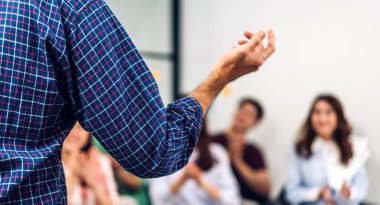 İş adamı koçu sunumu ve toplantı stratejisi paylaşım fikri. Salondaki konferans seminerinde yaratıcı ekip gelişigüzel iş adamları semineri ve beyin fırtınası. Sunum ve takım çalışması