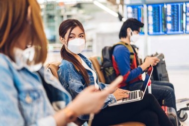 Coronavirus yüzünden karantinada olan genç bir kadın, virüs salgını sırasında maske takıyor ve korunuyor.