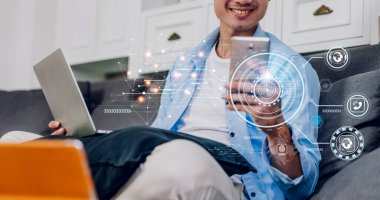 Başarılı Asyalı adam dijital teknoloji bağlantısı olan akıllı telefonu internet bağlantı ağı ikonu fütüristik sanal bulut bağlantısı internetinde kullanıyor. İş dünyası başarısı ve teknoloji