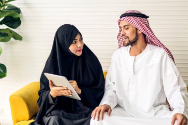 Tabletle çalışan grup üniversiteli Arap iş adamlarının başarısı. Yaratıcı Arap iş adamları yeni bir başlangıç projesi ile strateji analizi yapıyor ve buluşuyor.