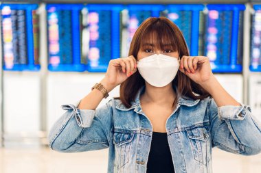 Coronavirus yüzünden karantinada olan genç, güzel Asyalı bir kadın. Cerrahi maske takıyor. Şehre sosyal mesafeden korunuyor.
