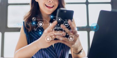 Başarılı Asyalı kadın dijital teknoloji ile internet bağlantı ağı ikonu ile akıllı telefon kullanıyor. İnternet üzerinden sanal bulut bağlantısı. İş dünyası başarısı ve teknoloji.