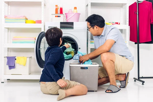 Asyalı Bir Baba Küçük Bir Çocuk Işleri Yaparken Eğleniyorlar Çamaşır — Stok fotoğraf