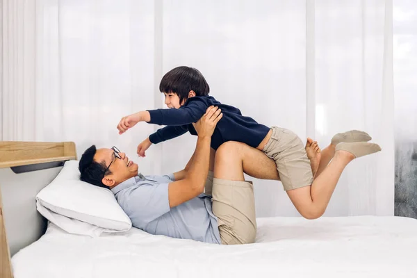 Retrato Disfrutar Feliz Amor Asiático Familia Padre Llevando Poco Asiático — Foto de Stock