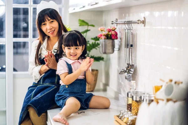 幸せな愛の肖像画アジアの家族の母親と小さなアジアの女の子子供笑顔と自宅でキッチンで一緒に調理朝食の準備 — ストック写真