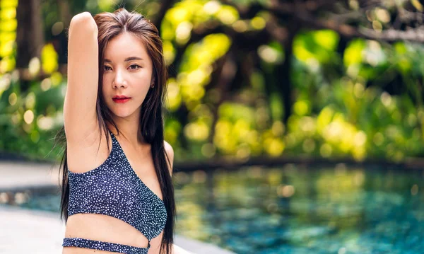 美丽美丽美丽的亚洲女人的画像洁白清新健康的肌肤 在度假胜地度假时 女孩在游泳池里放松并享受时光 — 图库照片