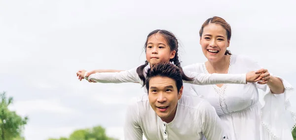 Retrato Disfrutar Del Amor Feliz Familia Asiática Padre Madre Sosteniendo —  Fotos de Stock