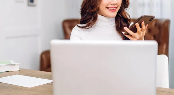 Joven Sonriendo Feliz Hermosa Mujer Asiática Relajante Usando Computadora Portátil — Foto de Stock