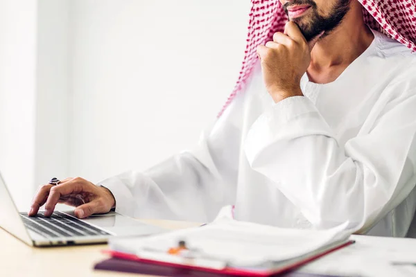 Jóképű Magabiztos Arab Üzletember Dolgozik Laptopot Néz Kreatív Munkatársak Arab — Stock Fotó