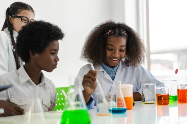 Grupo Estudante Adolescente Aprende Com Professor Estuda Fazendo Experimento Químico — Fotografia de Stock