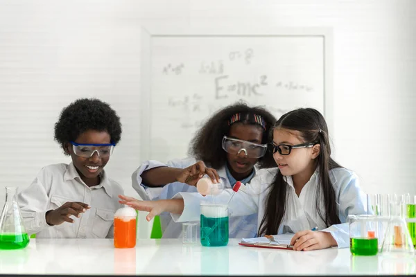 Group Teenage Student Learn Teacher Study Doing Chemical Experiment Holding — Stock Photo, Image