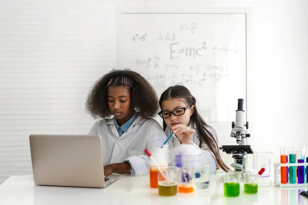 Grupo Estudante Adolescente Aprende Com Professor Estuda Fazendo Experimento Químico — Fotografia de Stock