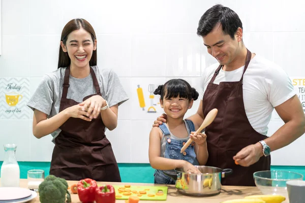 Retrato Disfrutar Del Amor Feliz Familia Asiática Padre Madre Con —  Fotos de Stock