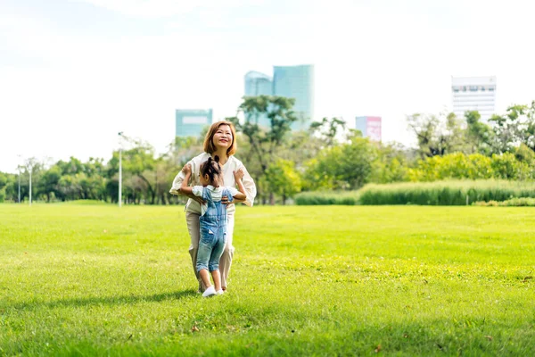 Retrato Amor Feliz Avó Asiática Asiática Pouco Bonito Menina Desfrutar — Fotografia de Stock