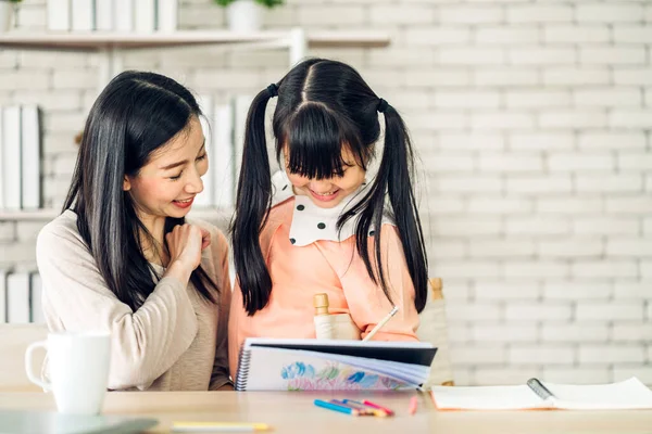 사랑하는 초상화 Asian 엄마는 딸에게 아이가 배우고 공부하는 가르친다 엄마와 — 스톡 사진