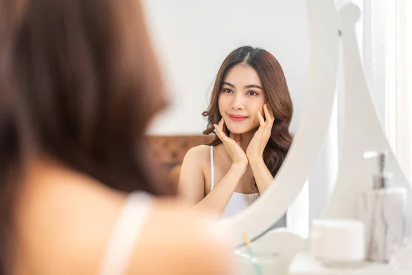 Sorrindo Jovem Bonita Bonita Mulher Asiática Limpa Fresca Pele Branca — Fotografia de Stock