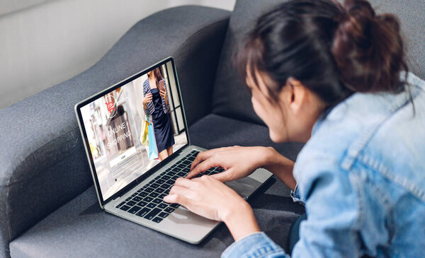 Портрет женщины расслабиться использовать технологию ноутбука компьютер для моды онлайн shopping.Young девушка насладиться покупками время летом продажи и купить что-то платить покупки в home.online торговый концепт