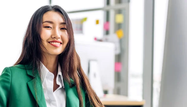 Beautiful Happy Confident Asian Businesswoman Smart Looking Camara While Sitting — Stock Photo, Image