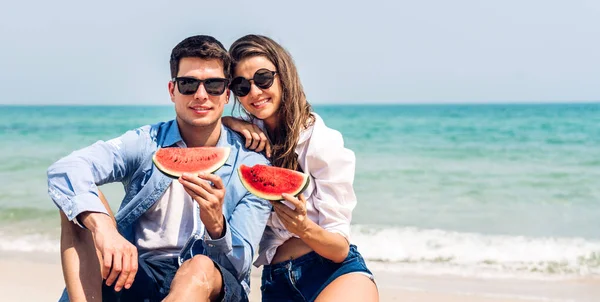 Romantiska Älskare Unga Par Avkopplande Hålla Och Äta Bit Vattenmelon — Stockfoto