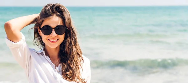 Retrato Mujer Moda Sonriente Relajación Playa Tropical Feliz Joven Hermosa —  Fotos de Stock