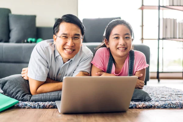 Padre Bambino Asiatico Bambina Imparare Guardare Computer Portatile Revisione Lezione — Foto Stock