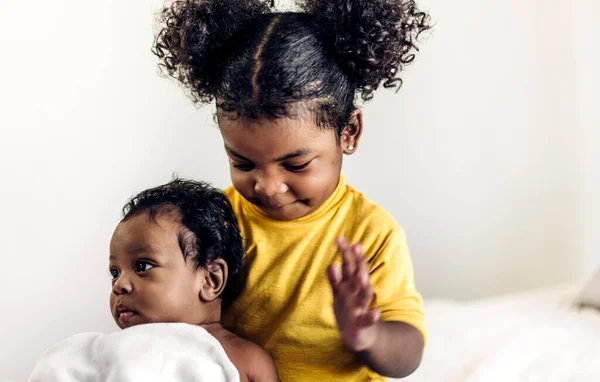 Portret Van Schattig Klein Afrikaans Amerikaans Baby Zus Meisje Spelen — Stockfoto