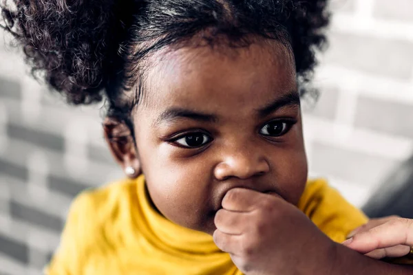Retrato Feliz Sorrindo Pequena Criança Afro Americana Menina Casa — Fotografia de Stock