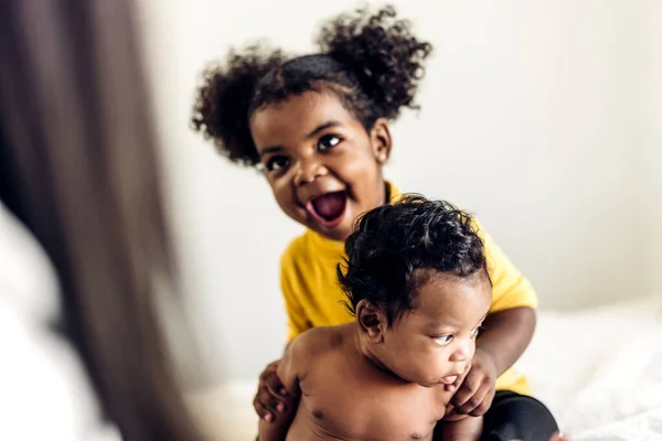 Retrato Lindo Adorable Bebé Afroamericano Hermana Jugando Dormitorio Blanco — Foto de Stock