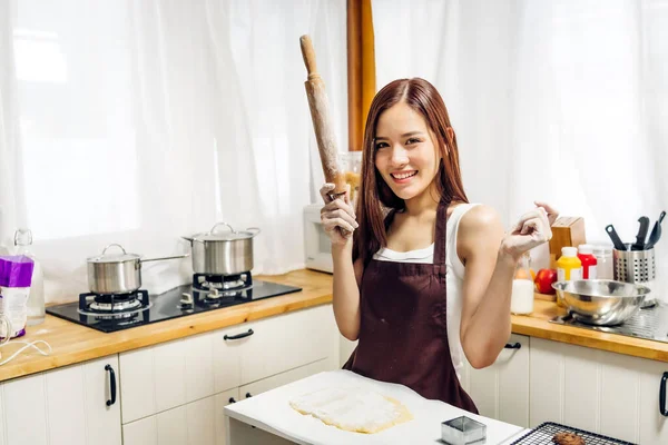 Retrato Belleza Profesional Sonriente Mujer Asiática Chef Que Divierte Cocinando — Foto de Stock