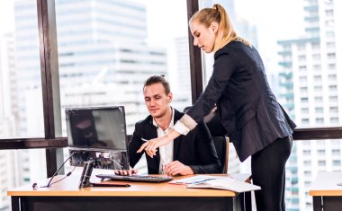 İş adamı ve kadın başlangıç projesiyle strateji analizi ve tartışması yapıyor. Yaratıcı iş adamları ofiste konferansta masaüstü bilgisayarıyla plan yapıyor ve beyin fırtınası yapıyor. Takım çalışması