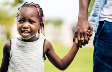 Mutlu aşk portresi Afro-Amerikan babası Afro-Amerikan ailesi küçük Afrikalı kızı kucağında tutuyor.