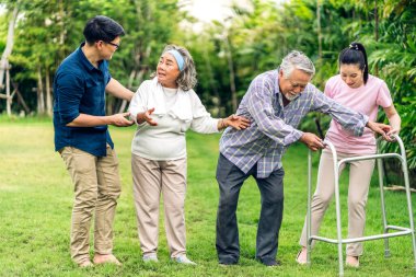 Portre, mutlu, gülümseyen, çok nesildir gülümseyen Asyalı büyük kucaklama ailesinin keyfini çıkarın. Yaşlı bir baba ve yaşlı bir anne ve genç bir kadın ve oğlu ile birlikte evde park halinde. Sigorta kavramı.