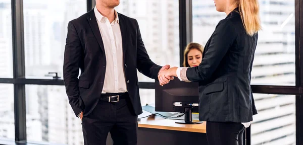 在现代办公室里 两个商业伙伴成功的握手与成功的握手结合在一起 祝贺你们签订了大量的合同 — 图库照片