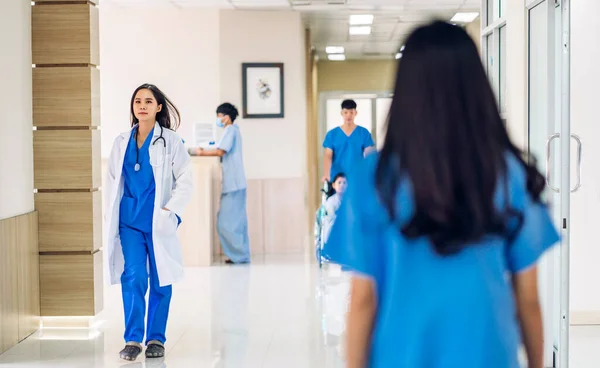 Bir Grup Profesyonel Tıp Doktoru Steteskop Üniformayla Hastanede Yürüyen Hasta — Stok fotoğraf