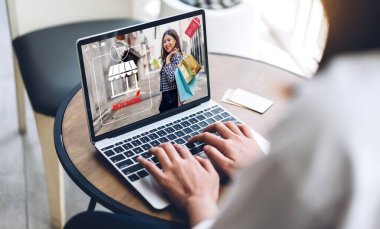 Kadın portresi rahatlamak için dizüstü bilgisayar teknolojisini internet alışverişi için kullanın. Genç kız alışveriş zamanı yaz indiriminden ve evden bir şeyler satın almaktan zevk alır. İnternet üzerinden alışveriş kavramı.