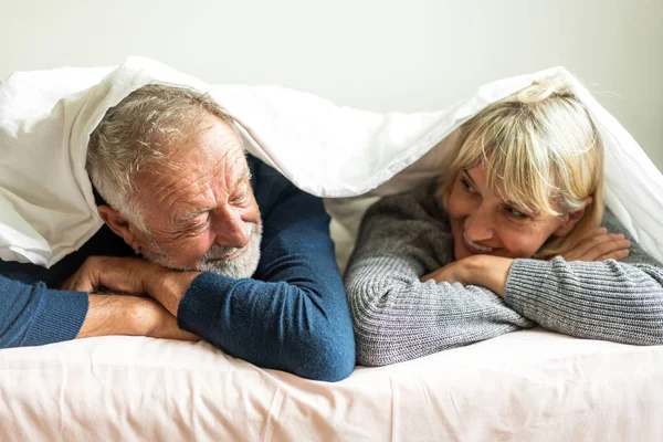 Senior Feliz Amor Anciano Pareja Relajarse Hablar Juntos Tumbados Cama — Foto de Stock