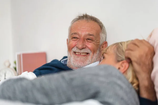 Senior Feliz Amor Anciano Pareja Relajarse Hablar Juntos Tumbados Cama —  Fotos de Stock