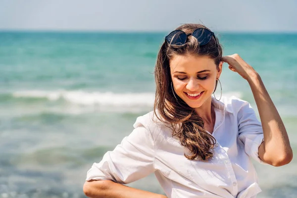 Porträtt Leende Mode Kvinna Avkoppling Den Tropiska Stranden Glad Ung — Stockfoto