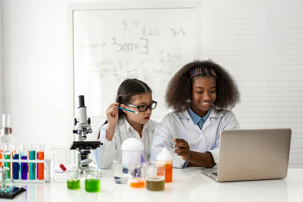 학생들 교사와 배우고 실험을 시험관을 시험관을 테이블 실험실 교실에서 — 스톡 사진